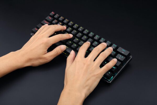 REDDRAGON ANUBIAS COMPACT SLIM WIRELESS GAMING KB WHITE - Image 2